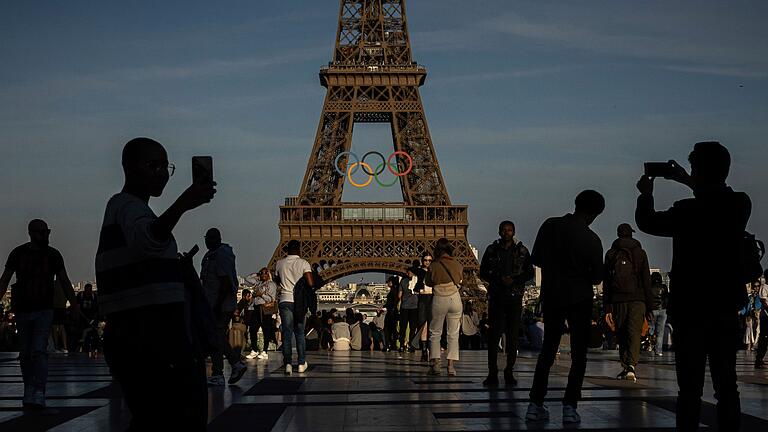 Olympische Ringe am Eiffelturm       -  Auch der Eiffelturm bekam die Olympia-Optik