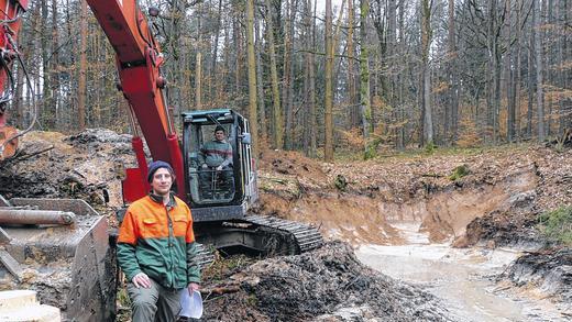 Biopope im Sambachswald: Mit schwerem Gerät einer Bad Königshöfer Baufirma werden mehrere ehemalige Sandgruben ausgebaggert, um neue Lebensräume für selten gewordene Tierarten zu schaffen. Es handelt sich dabei um eine Projektarbeit des Forstanwärters Michael Schmailzl (im Vordergrund) als Vorbereitung auf den Staatsdienst.