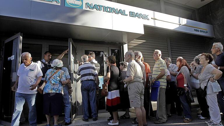 Capital controls in the banks of Greece       -  Andrang: Wartende vor einer Bank in Athen.