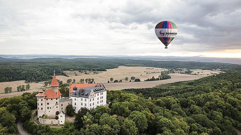 Rhönballon Montgolfiade Heldburg       -  Beeindruckende Kulisse: Bei der 23. Thüringer Montgolfiade am Wochenende war die Heldburg mit dem Deutschen Burgenmuseum auch diesmal wieder der Star.