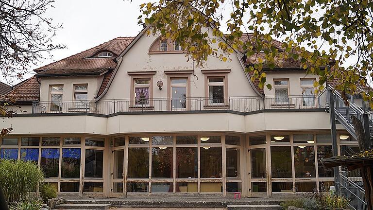 Der städtische Kindergarten mit Kindertagesstätte Theresienheim in Karlstadt. Das Gebäude stammt von 1903.