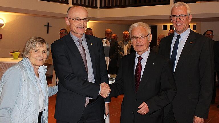 Die Stadt Haßfurt gab zum 75. Geburtstag ihres Ehrenbürgers Rudolf Handwerker (Dritter von links) einen Stehempfang. Neben Ehefrau Regine (links) gratulierten auch Landrat Wilhelm Schneider und Haßfurts Bürgermeister Günther Werner (rechts).