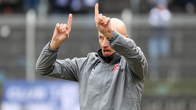 Trainer Ralf Santelli (FC Würzburger Kickers) hofft auf einen Sieg seiner Mannschaft beim SV Wehen Wiesbaden.