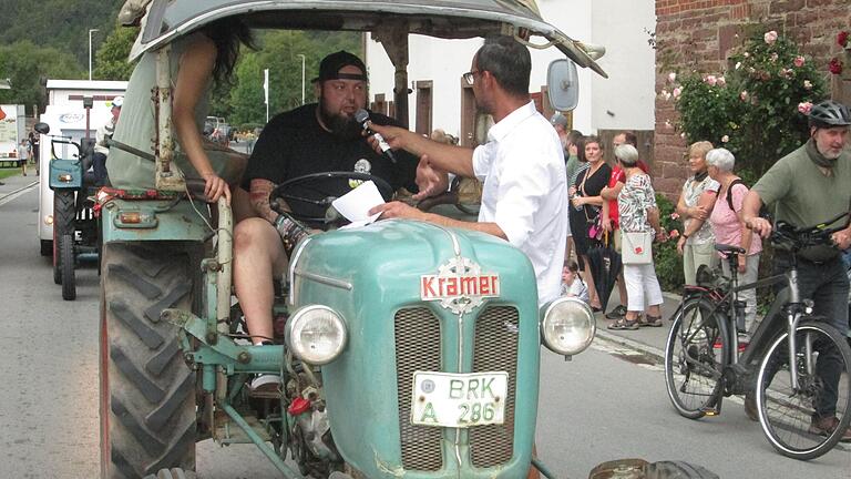 Den Fahrer eines echten „Oldies“ aus dem Altlandkreis Bad Brückenau interviewte Moderator Enrico Langhärig (r.). - Den Fahrer eines echten „Oldies“ aus dem Altlandkreis Bad Brückenau interviewte Moderator Enrico Langhärig (rechts). Den Fahrer eines echten „Oldies“ aus dem Altlandkreis Bad Brückenau interviewte Moderator Enrico Langhärig (r.). - Den Fahrer eines echten „Oldies“ aus dem Altlandkreis Bad Brückenau interviewte Moderator Enrico Langhärig (rechts).