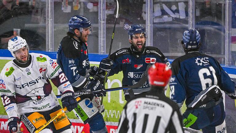 Cole Fonstad       -  Cole Fonstad von den Straubing Tigers (3.v.l.)