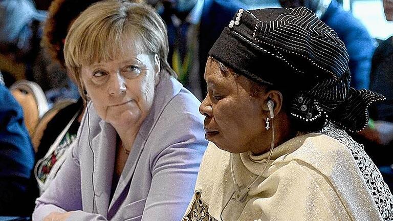 MALTA-FRANCE-AFRICA-ENVIRONMENT-CLIMAT-COP21       -  Gipfel auf Malta: Kanzlerin Angela Merkel lauscht der Vertreterin der Afrikanischen Union, Nkosazana Dlamini-Zuma.