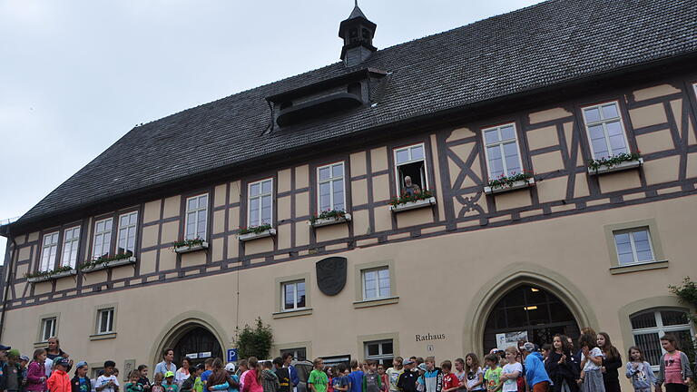 Aus der ungewöhnlichen Idee wurde Wirklichkeit: die Lieder ges Königsberger Glockenspiels wurden gesungen. Gemeinsam mit den Kindern der Regiomontanus-Grundschule, den Vorschulkindern der evangelischen Kindertagesstätte „Die Arche“ und den Kindern des Kinder-Kultur-Ortes setzte Rotraut Arnold ihre Idee am Donnerstagvormittag auf dem Marktplatz von Königsberg in die Tat um.