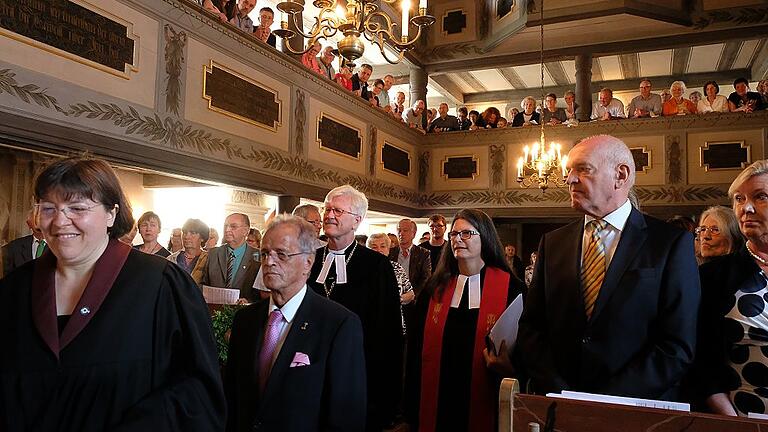 Volles Gotteshaus: Beim Einzug in die Kirche erlebten Landesbischof Heinrich Bedford-Strohm (Mitte), Pfarrerin Beate Hofmann-Landgraf und Prädikantin Anitra Sturdza (links vorne) eine zum Bersten gefüllte Kirche.