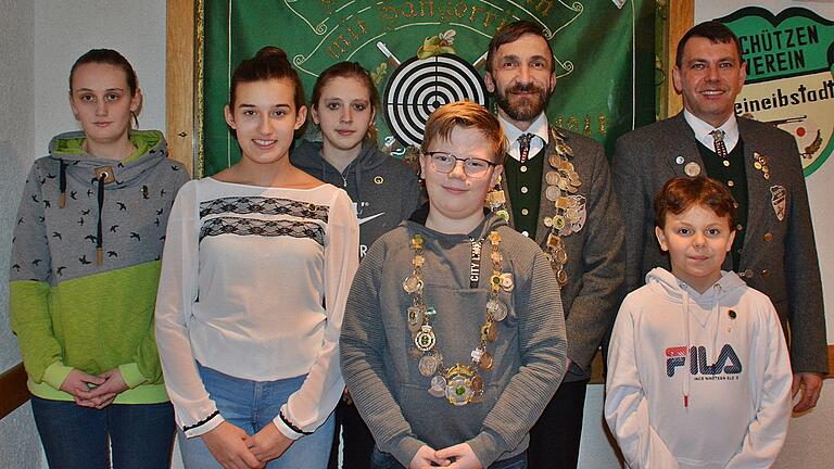 Beim Schützenverein Kleineibstadt wurde am Wochenende wieder der traditionelle Vogelschuss durchgeführt. Unser Bild zeigt die Schützenkönige und ihre Ritter: (hintere Reihe) zweiter Ritterin Laura Reinhardt und erste Ritterin Selina Fürst. Den Titel Schützenkönig erhielt Uwe Schneider. Erster Schützenmeister Bernd Erhart (rechts) überreichte die Königsinsignien. Die vordere Reihe zeigt die Jugend mit Celine Mauer (zweite Ritterin), Schützenkönig Paul Kleinhenz und Maurice Friedrich als erstem Ritter. Beim Schützenverein Kleineibstadt wurde am Wochenende wieder der traditionelle Vogelschuss durchgeführt. Unser Bild zeigt die Schützenkönige und ihre Ritter: (hintere Reihe) zweiter Ritterin Laura Reinhardt und erste Ritterin Selina Fürst. Den Titel Schützenkönig erhielt Uwe Schneider. Erster Schützenmeister Bernd Erhart (rechts) überreichte die Königsinsignien. Die vordere Reihe zeigt die Jugend mit Celine Mauer (zweite Ritterin), Schützenkönig Paul Kleinhenz und Maurice Friedrich als erstem Ritter.
