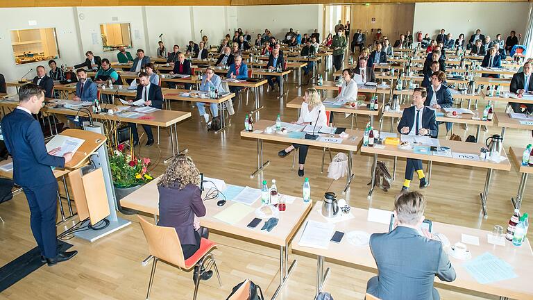 Mit gebotener körperlicher Distanz nahm der neue Kreistag in der Kulturhalle in Grafenrheinfeld seine Arbeit auf.