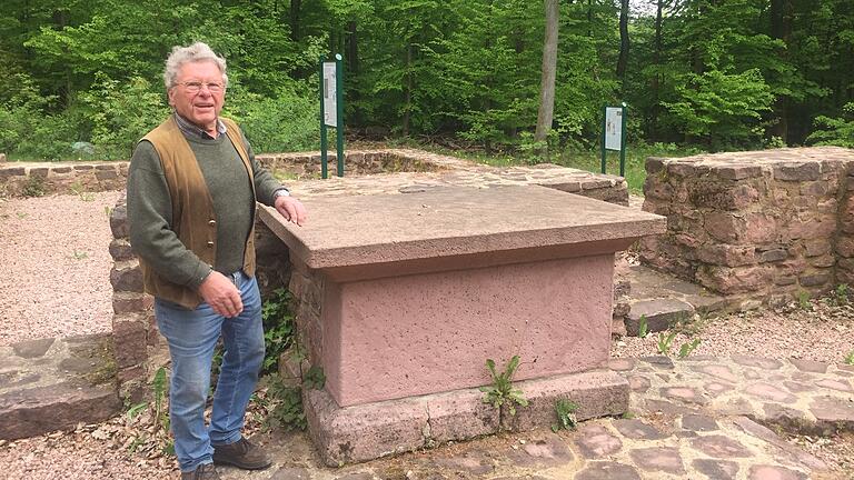 Ingbert Roth am restaurierten Altar der Klosterkirche Einsiedel: Die  Altarweihe, die bereits im vorigen Jahr coronabedingt gescheitert war,  soll noch nachgeholt werden. Aber wann?&nbsp;