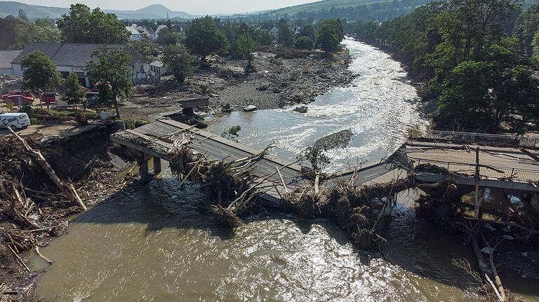 Verheerend war die Flutkatastrophe am 18. Juli im Kreis Ahrweiler in Rheinland-Pfalz: Völlig zerstört ist diese Brücke über die Ahr.