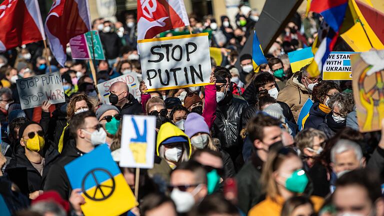 Gegen den Krieg in der Ukraine und gegen den russischen Präsidenten Putin sind am Wochenende Hunderttausende Menschen in Deutschland auf die Straße gegangen, so wie hier in Stuttgart.