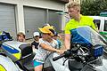 Ein Highlight war die Motorradstreife. Hier durfte  sogar das Blaulicht eingeschaltet werden. Polizeihauptmeister Sebastian Roth von der Verkehrspolizeiinspektion Werneck gab die notwendigen Informationen.