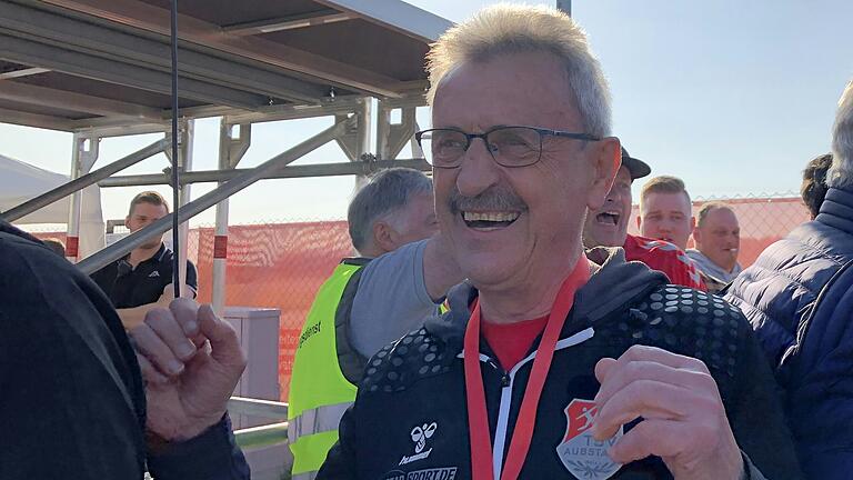 Seit 2013 Vorsitzender des TSV Aubstadt: Herbert Köhler (vorne, nach dem Sieg im Toto-Pokal gegen den TSV 1860 München). Der frühere TSV-Aubstadt-Spieler und -Trainer wurde zuletzt im Oktober 2022 im Amt bestätigt.