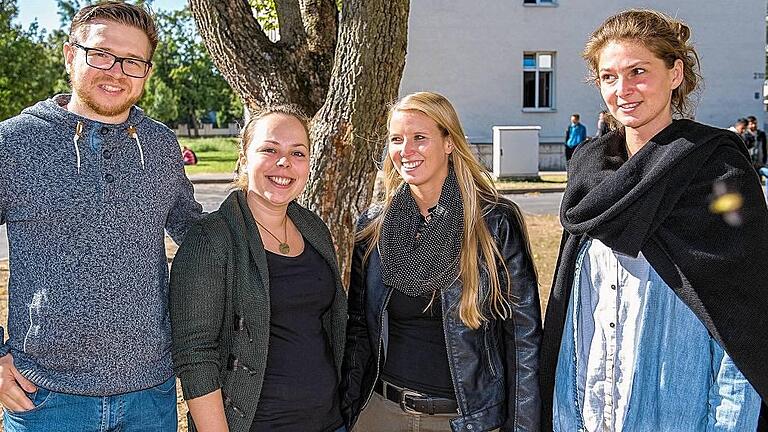 Das Caritas-Team: Die Asylsozialarbeiter (v. links) Philip Koppenhöfer, Lisa-Marie Schmid, Leonie Sengenberger und Stefanie Bader kümmern sich in der Schweinfurter Erstaufnahmeeinrichtung um die Nöte der Flüchtlinge.