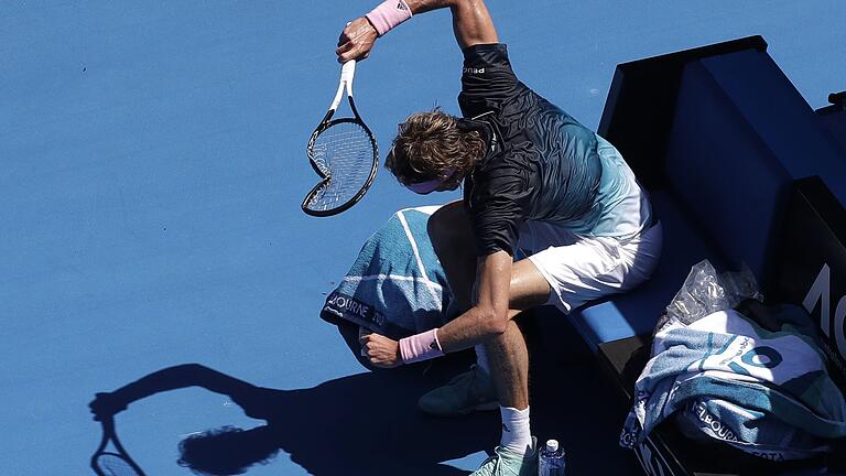 KINA · Ein wütender Tennis-Profi - Ein Ausraster – oder eine andere Art der Kommunikation: Tennisprofi Alexander Zverev zertrümmerte bei den
Australian Open seinen Schläger. KINA · Ein wütender Tennis-Profi - Ein Ausraster – oder eine andere Art der Kommunikation: Tennisprofi Alexander Zverev zertrümmerte bei den
Australian Open seinen Schläger.