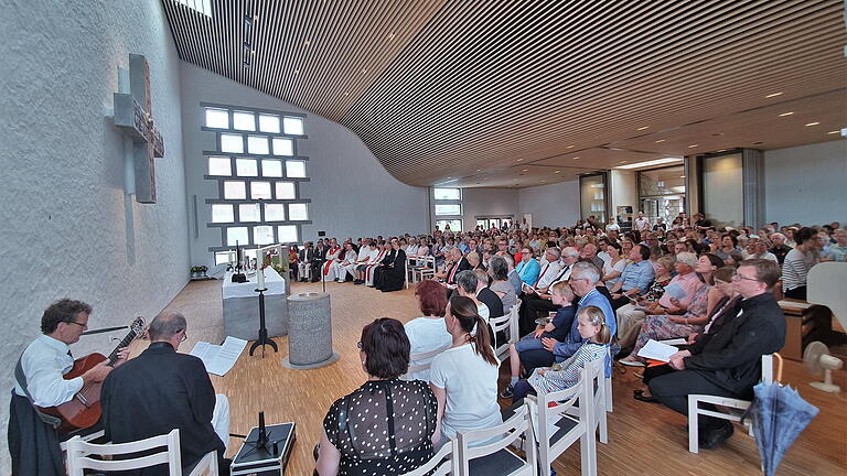 Der bei der Einweihung mit über 300 Gläubigen restlos gefüllte Kirchenraum besticht mit einer schwungvollen Holzdecke, die in Wellen nach oben geht und dem Raum Wohnlichkeit, Weite und eine gewisse Leichtigkeit verleiht. Er ist je nach Bedarf  in drei Räume teilbar.