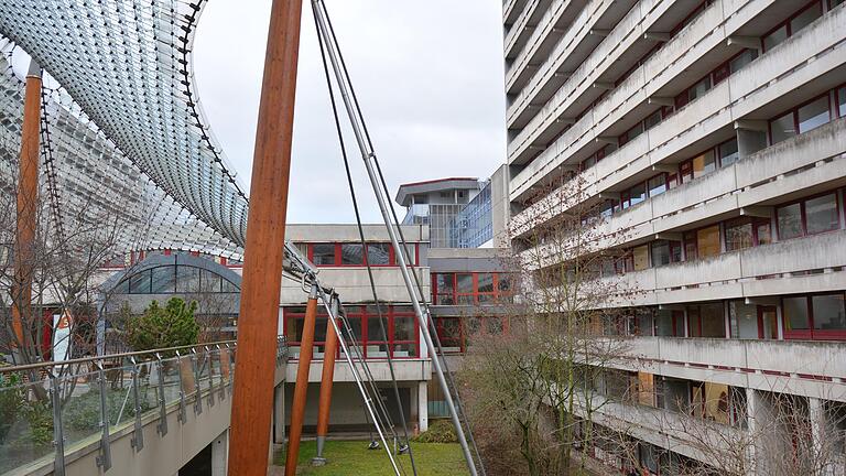 Die Räumlichkeiten der ehemaligen Herz- und Gefäßklinik will das Rhön-Klinikum neu nutzen und muss diese zuvor entsprechend umbauen. Auch das Bettenhaus (rechts) wird überarbeitet.