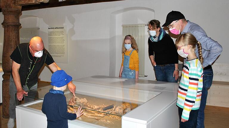 Auch für den Nachwuchs interessant: Museumsleiter Andreas Rottmann (links) erklärt einer Familie die Exponate im neu gestalteten Archäologischen Museum in Bad Königshofen. Auch für den Nachwuchs interessant: Museumsleiter Andreas Rottmann (links) erklärt einer Familie die Exponate im neu gestalteten Archäologischen Museum in Bad Königshofen.