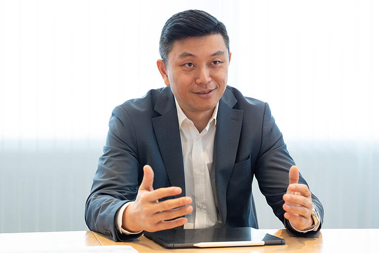 Charlie Cai, CEO der Preh GmbH, bei der der Bilanzpressekonferenz zum Jahresabschluss 2022. Charlie Cai, CEO der Preh GmbH, bei der der Bilanzpressekonferenz zum Jahresabschluss 2022. 