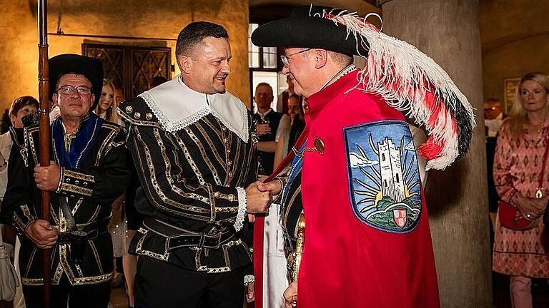 Präsident Norbert Bauriedel (rechts) mit seinem jetzigen Stellvertreter Dr. André Trojanski bei dessen Ritterschlag 2023 im Würzburger Rathaus.