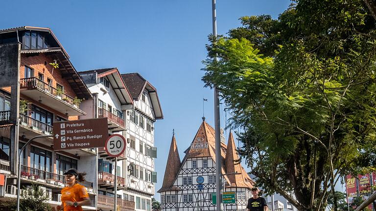 200 Jahre deutsche Einwanderung in Brasilien       -  Blick auf die Altstadt von Blumenau.