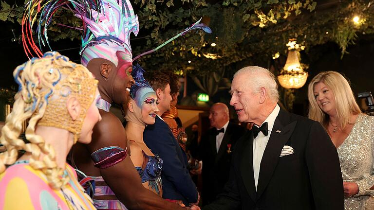 Royal Variety Performance in London       -  Charles begrüßt Künstler bei seinem Besuch der Royal Variety Performance. Laut PA konnte sich der König ein Lächeln über den Witz eines Trump-Imitators nicht verkneifen.