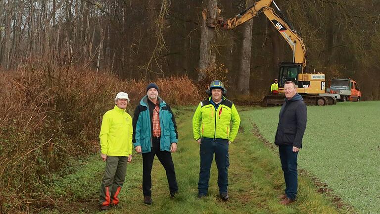 Kümmern sich um die Erhaltung des Bibers im Zeubelrieder Moor (von links): BN-Kreisvorsitzender Armin Amrehn, Erhard Heinle von der Unteren Naturschutzbehörde am Landratsamt, der Chef der ausführenden Firma Christian Halbig&nbsp; und Bürgermeister Peter Juks.