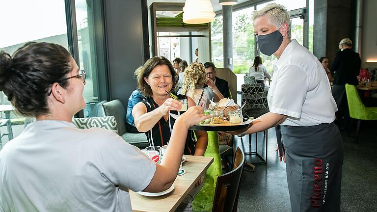 Im Bistro Belvedere arbeiten Menschen mit und ohne Behinderung zusammen im Service, an der Theke und in der Küche.