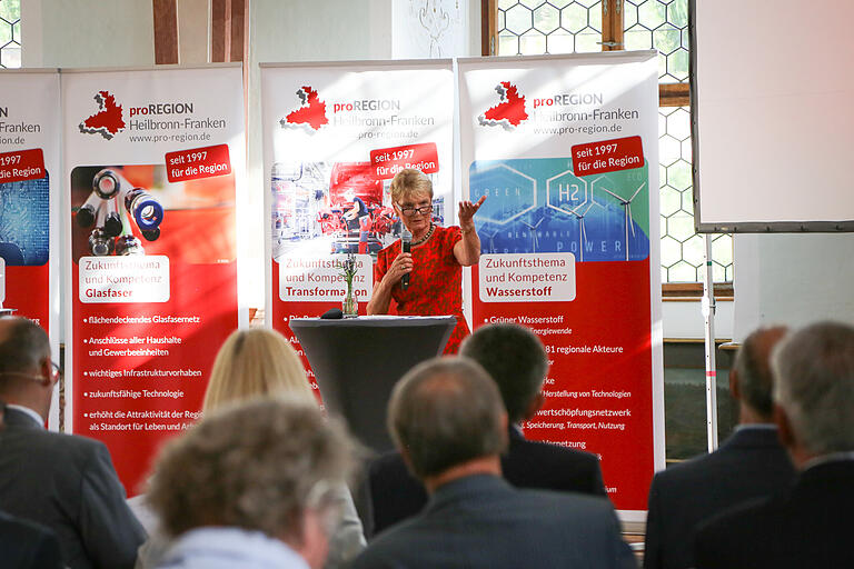 Friedlinde Gurr-Hirsch, 1. Vorsitzende pro Region, begrüßte die Gäste im Josephsaal. Friedlinde Gurr-Hirsch, 1. Vorsitzende pro Region, begrüßte die Gäste im Josephsaal.