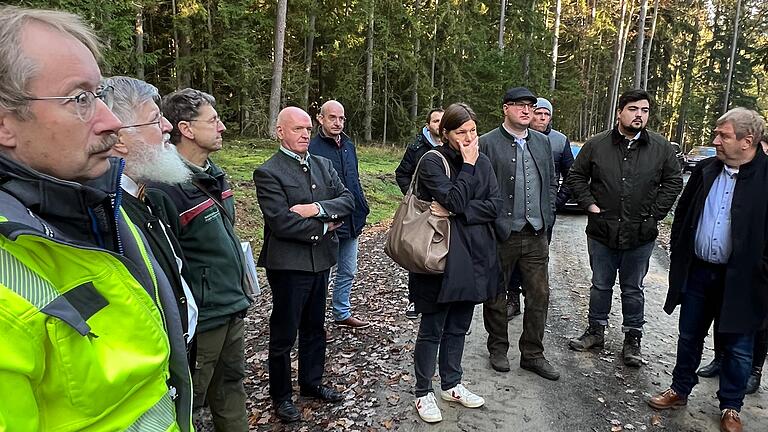 Staatssekretärin Manuela Rottmann (Mitte) informierte sich vor Ort im Rödleser Wald über die Situation.