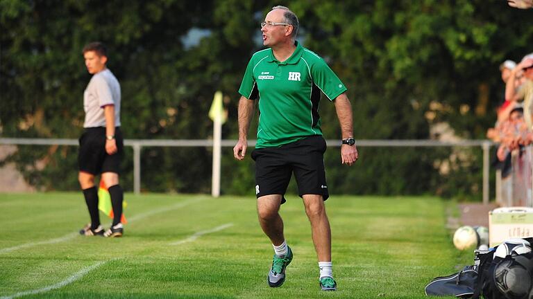 Als Trainer des TSV Großbardorf in der Bayernliga war Hansjürgen Ragati immer auch mit vollem Körpereinsatz bei der Sache.