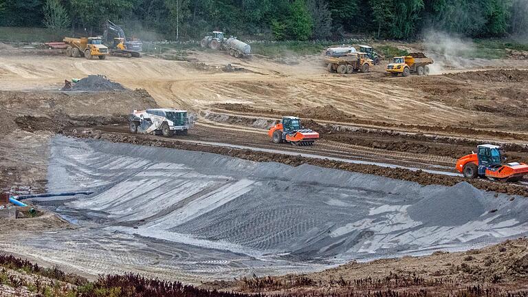 25.000 Kubikmeter Erde wurden für den Bau der Grundsperre benötigt. Die Erde wurde im oberen Bereich des Seebeckens abgebaggert und mit einer Kalk-Zement-Mischung gebunden, damit der Damm die nötige Standfestigkeit bekommt.