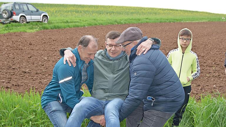 Bürgermeister Armin Warmuth wird am Dreimärker, wo die Gemarkungsgrenzen von Hammelburg, Untererthal und Diebach aufeinandertreffen, gestaucht.       -  Bürgermeister Armin Warmuth wird am Dreimärker, wo die Gemarkungsgrenzen von Hammelburg, Untererthal und Diebach aufeinandertreffen, gestaucht.