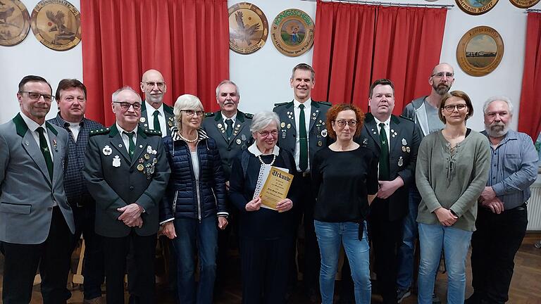 Das Foto zeigt 1. Gauschützenmeister Achim Krämer, Herbert Lechner, 1. Schützenmeister Günther Lannig, Wolfgang Weber, Erika Düll, 2. Schützenmeister Kurt Ihlefeldt, Margit Förster, Lothar Weber, Barbara Luckert, Schriftführer Daniel Redelhammer, Thomas Müller, Sabine Müller und Mike Kleinschroth.