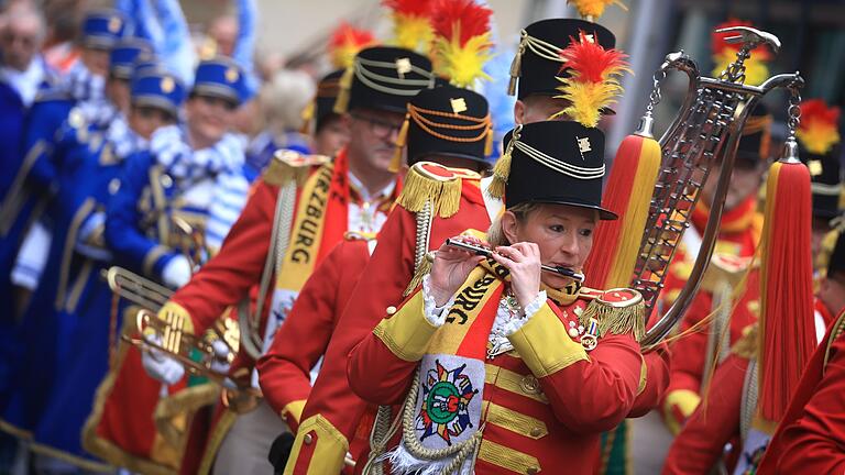 Fasching in Würzburg - Von einem Umsatz von 50 Millionen Euro geht bayerischen Einzelhandel diesem Jahr für sein Faschingsgeschäft aus. (Archivbild) Fasching in Würzburg - Von einem Umsatz von 50 Millionen Euro geht bayerischen Einzelhandel diesem Jahr für sein Faschingsgeschäft aus. (Archivbild)