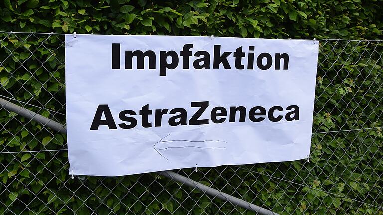 Hunderte von Menschen aus dem gesamten Landkreis kamen am Freitag nach Lohr ins Impfzentrum, wo in einer Sonderaktion 800 Dosen Astrazeneca verimpft wurden.