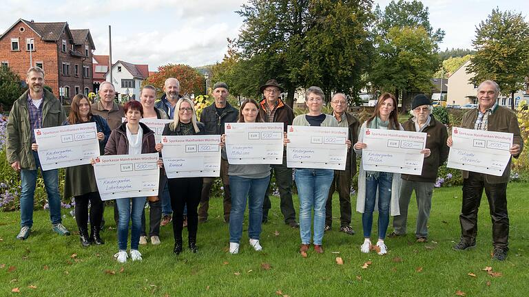 An lokale Kindergärten und ins Ahrtal spendeten Jagdpächter aus dem Sinngrund, Lohrhaupten und Partenstein bei der Auflösung der Hundekasse aus Treibjagden deren Inhalt (von links): Ingo Steigerwald (Partenstein), Belinda Remlein (Partenstein), Berthold Werner (Rengersbrunn), Manuela Amend (Lohrhaupten), Kerstin Brasch-Schlegel (Aura), Alfred Rützel (Burgsinn), Ruth Höbler (Rieneck), Werner Sachs (Mittelsinn), Silke Kreuzer (Mittelsinn), Kurt Limbach (Rengersbrunn), Carola Wolf (Burgsinn), Gerd Brand (Rieneck), Verena Katzenberger (Fellen), Gerd Lutz und Franz Müller (Aura).