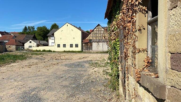 Poppenhausens Bürgermeister Ludwig Nätscher erklärt, er habe einen Investor für eine Wohnbebauung in der St.-Michael-Straße 10 und 12 in Kützberg. Poppenhausens Bürgermeister Ludwig Nätscher erklärt, er habe einen Investor für eine Wohnbebauung in der St.-Michael-Straße 10 und 12 in Kützberg.