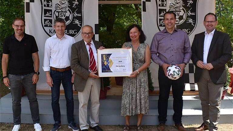 Auf dem Foto (von links): Sebastian Kühl (zweiter Vorsitzender), Uwe Binner (ehemaliger erster Vorsitzender), Ludwig Bauer (DFB-Kreisehrenamtsbeauftragter), Christl Schöffmann (Vereinsehrenamtsbeauftragte), Michael Rösch (erster Vorsitzender) und Michael Hombach (erster Bürgermeister Stadt Karlstadt).