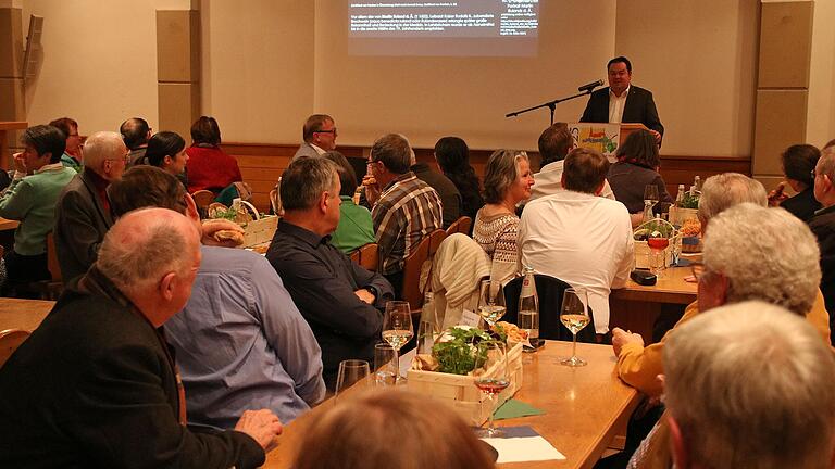 Bei der Auftaktveranstaltung zum Jubiläum der ersten urkundlichen Erwähnung der Gemeinde Thüngersheim lieferte der Historiker Dr. Markus Frankl Einblicke in die Ortsgeschichte der Gemeinde Thüngersheim und in die Geschichte und den Wandel des örtlichen Weinbaus.