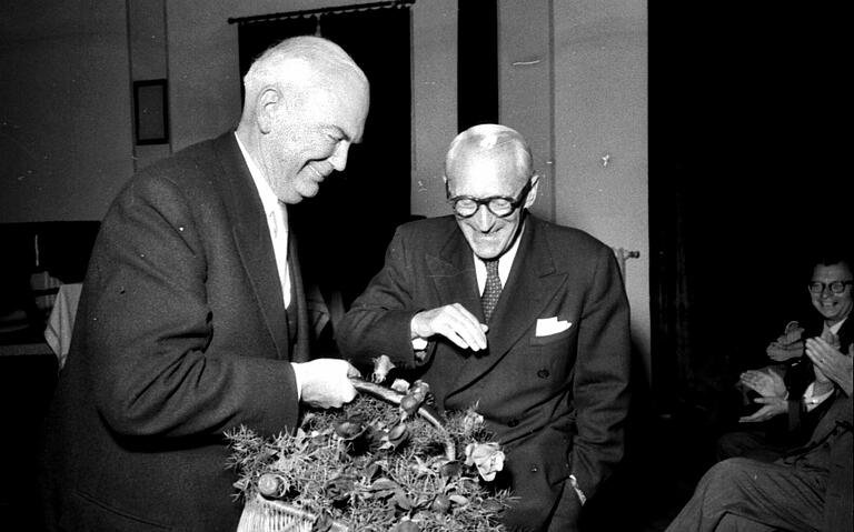 1952 wurde Leonhard Frank (rechts, mit Oberbürgermeister Franz Stadelmayer) in einer Feierstunde die Würzburger Stadtplakette überreicht. 1952 wurde Leonhard Frank (rechts, mit Oberbürgermeister Franz Stadelmayer) in einer Feierstunde die Würzburger Stadtplakette überreicht. 