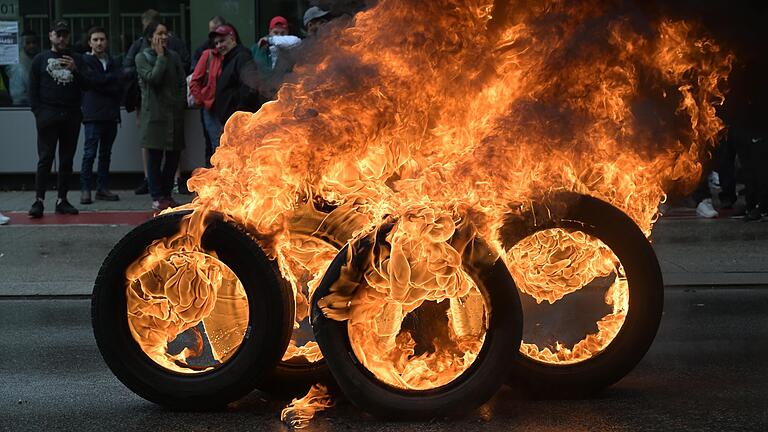 Proteste am Audi-Werk in Brüssel       -  Gegen die mögliche Schließung des Werks protestierten Audi-Mitarbeiter Anfang September mit brennenden Reifen. (Archivbild)