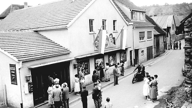 Als noch nicht in jedem Wohnzimmer TV-Geräte standen: Seit 1953 gibt es das Zeiler Kino in der Unteren Scheuerngasse 5. Als noch nicht in jedem Wohnzimmer TV-Geräte standen: Seit 1953 gibt es das Zeiler Kino in der Unteren Scheuerngasse 5. 