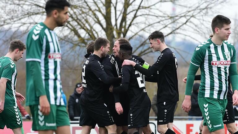 Jubel beim FC Sand (schwarze Trikots), hängende Köpfe beim TSV Großbardorf. Sand gewann im Grabfeld mit 2:1.