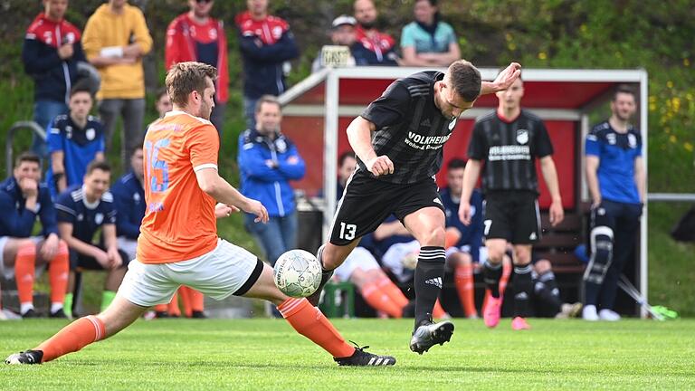 Dank eines Treffers in letzter Minute gewannen Marcel Mölter (rechts) und der SV Rödelmaier das Toto-Pokal-Finale gegen den TSV Münnerstadt (links Nicolas Weber) mit 2:1.