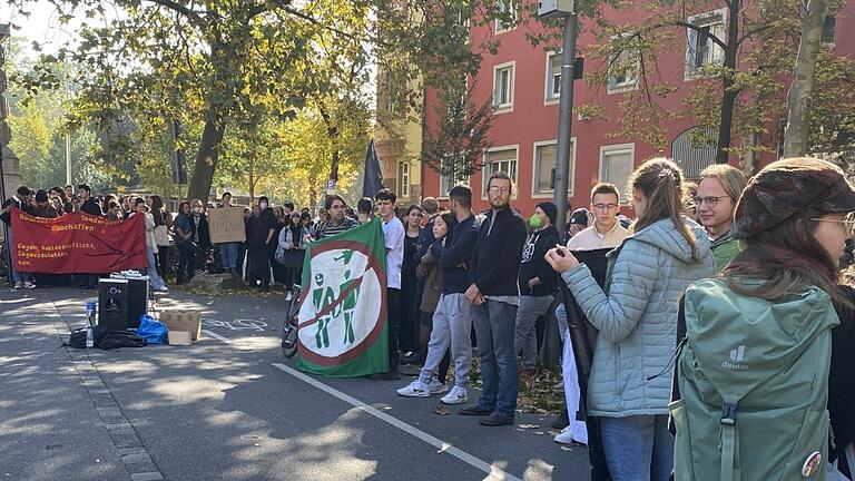 Am Mittwoch fand spontan eine Demonstration gegen die befürchtete Abschiebung eines jungen Mannes vor den Gerichtsgebäuden in der Ottostraße in Würzburg statt.