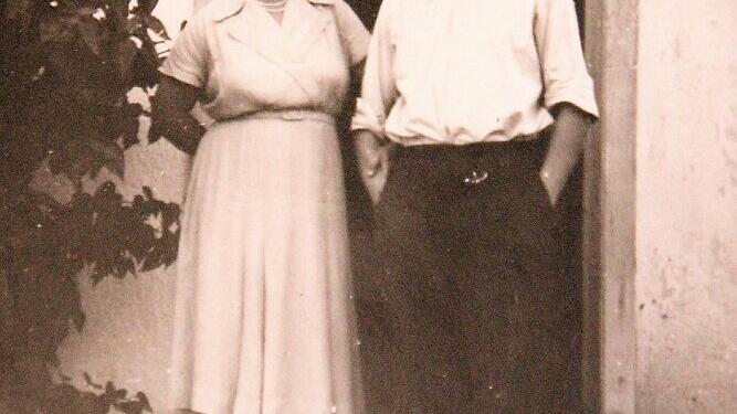 Maria und Fritz Grasser vor der Tür des Etwashäuser Funkhauses, in dem die Familie ab 1948 wohnte. FOTO Diana Fuchs