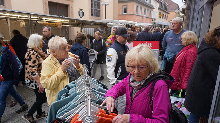 Mantelsonntag mit Herbstmarkt und verkaufsoffenen Geschäften in Bad Kissingen.       -  Mantelsonntag mit Herbstmarkt und verkaufsoffenen Geschäften in Bad Kissingen.